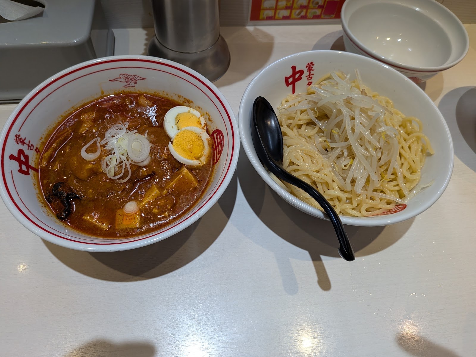 蒙古タンメン中本 秋津店の冷し五目蒙古タンメン(つけ汁と麺)