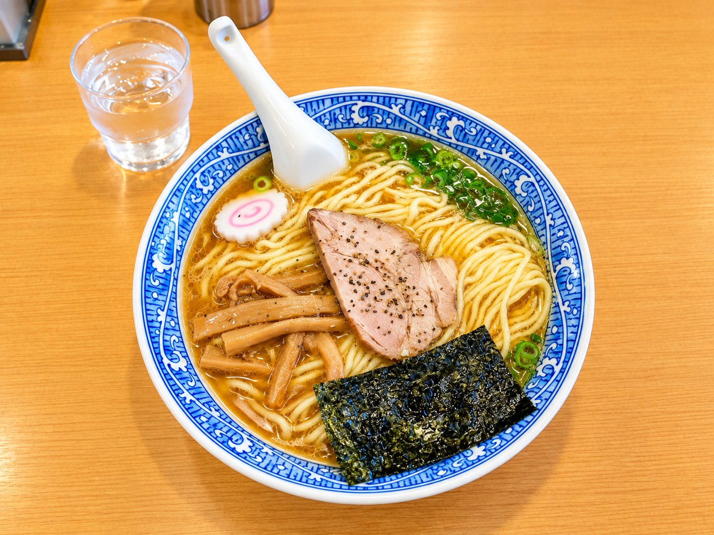 中華そば青葉東大和店の中華そば。スープ表面に油膜が広がりアツアツを保つ