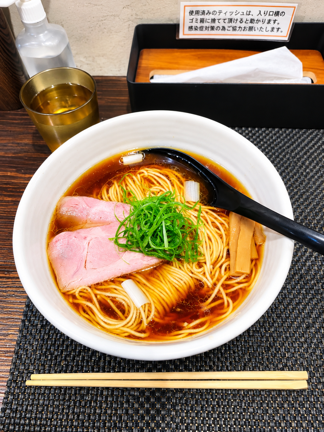 中華そば向日葵の中華そば。醤油ベースのスープにチャーシュー・メンマ・ネギがのった一杯