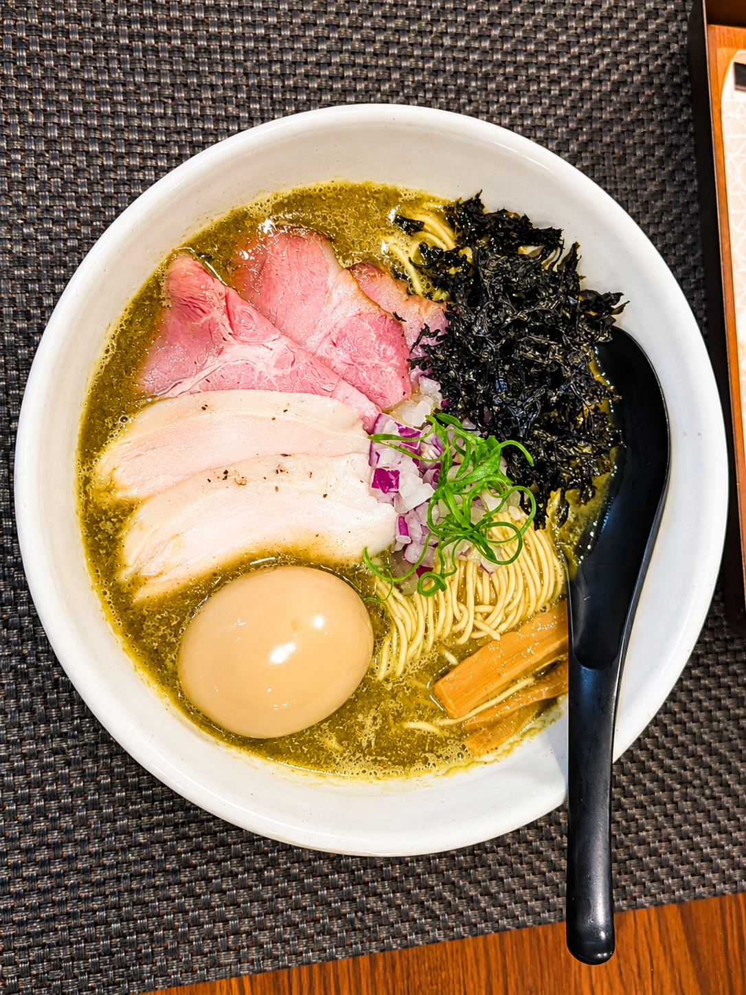中華そば向日葵の特製煮干しそば。煮干しスープにチャーシュー2種・味玉・海苔がのった一杯