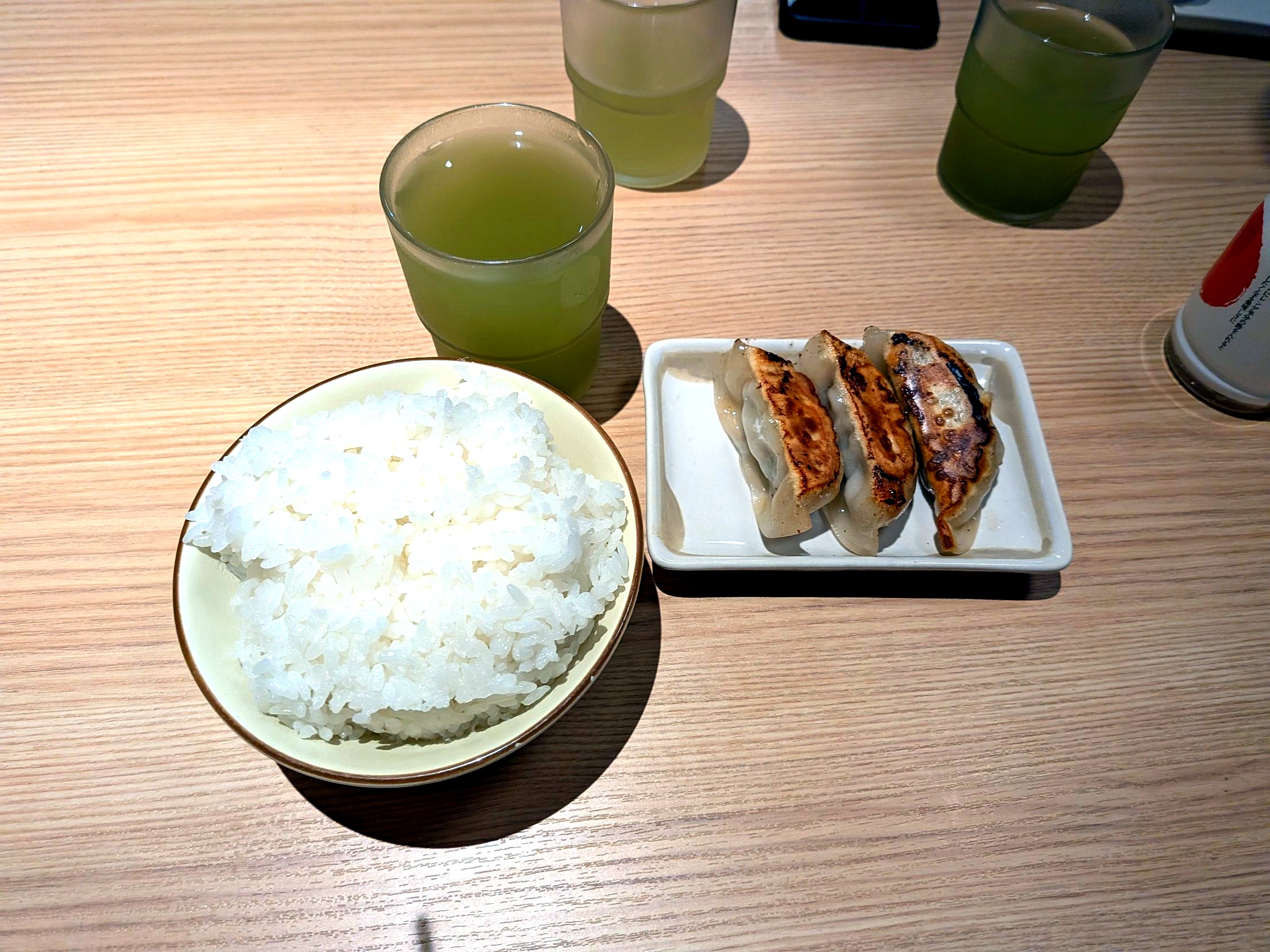 丸源ラーメン小金井店の丸源餃子セットとご飯、お茶